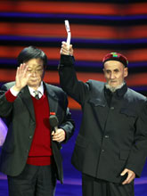 吴连登为艾尼亚特颁奖