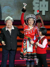 &ldquo;最美乡村女医生&rdquo;钟晶领奖