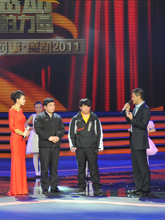 李亚鹏为石青华颁奖