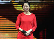 韩美林为&ldquo;最美妈妈&rdquo;吴菊萍颁奖