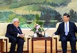 习近平会见美国前国务卿基辛格 前财长鲍尔森