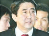 安倍支持阁僚拜鬼称决不屈服