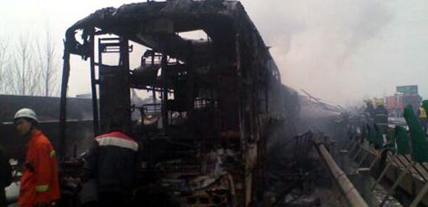 湖北荆州一双层卧铺车坠桥多人死伤