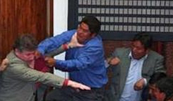 委议员开会&ldquo;动粗&rdquo; 现场混乱如黑帮火拼