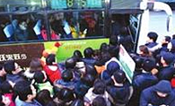 郑州千人挤公交 被调侃没到单位已下班