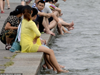 大煞風景! 杭州西湖成萬人“洗腳池”