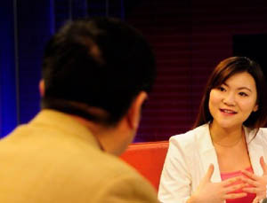 嘉宾杜利民与支持人交流