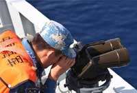 中国海军井冈山舰在大风浪中实施补给