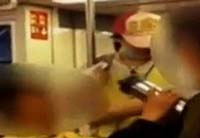 男孩地铁上打奶奶 又扇耳光又踢腿