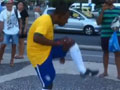 微视世界杯：巴西街头踢空气球的行为艺术家