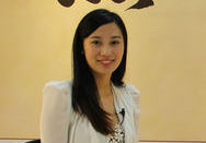 访谈主持人向嘉宾提问