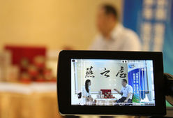 访谈现场嘉宾回答主持人问题