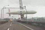行車記錄儀拍到復興航空客機擦過大橋瞬間