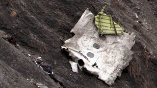 德国专家：客机撞上山崖后坠毁