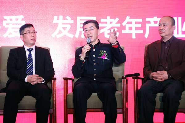 著名表演艺术家六小龄童就关注中国老年群体发言