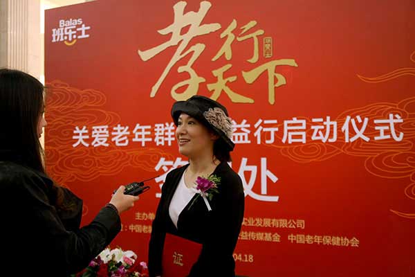 著名歌星周艳泓接受采访