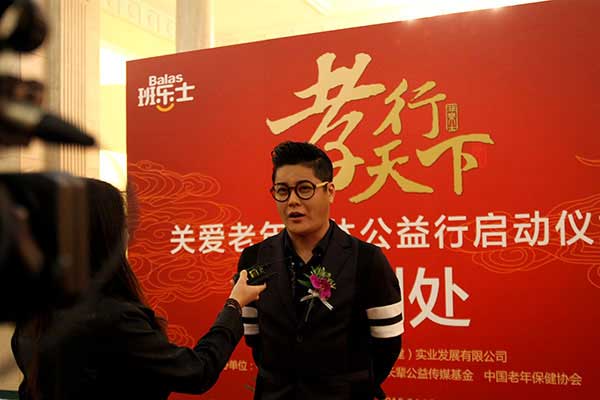 青年歌手金霖接受采访