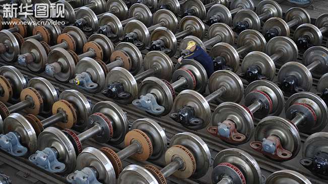 【新华图视】探访列车“脚腿”体检中心