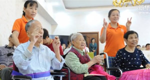 【新华图视】“弘扬孝道 关爱老人”公益捐赠活动