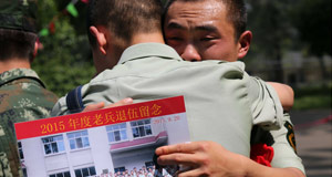 【新华图视】泪别警营