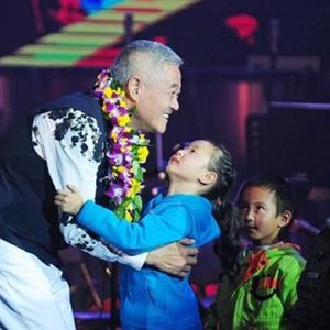 [娱乐头条]赵本山义演获灾区儿童献花
