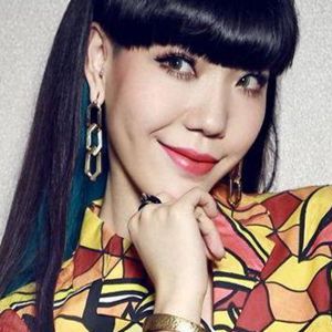 [娱乐头条]吴莫愁否认解约好声音