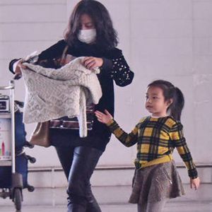 [娱乐头条]赵薇带女儿现身机场