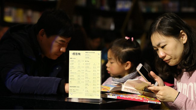 【新华图视】爱书人的书香生活