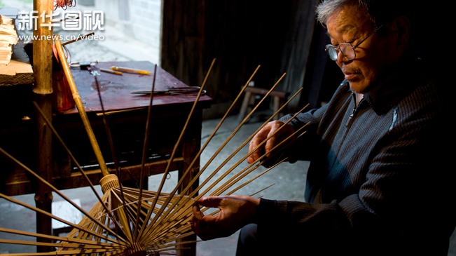 【新华图视】大红袍油纸伞