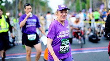 不服老！美国70岁老奶奶7天跨大洲跑7次马拉松