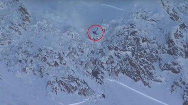 雪山上的奇迹：俄罗斯滑雪选手摔向山崖竟毫发无损