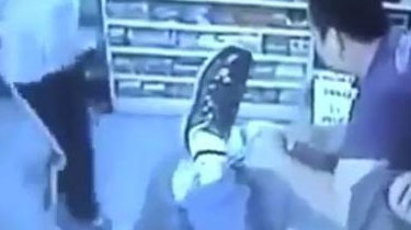 意大利米兰:华人超市被抢 店主痛打劫匪