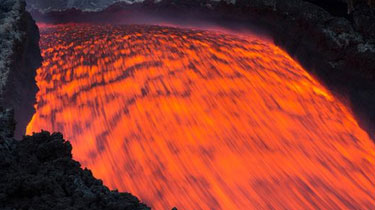 壮观！世界最“能喷”火山持续爆发 岩浆流动似火龙