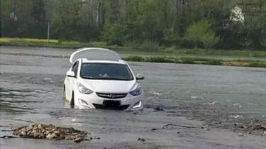安徽：男子听导航“指示” 将车开到河中央被困
