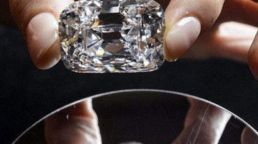 珍稀！世界最贵钻石耳环伦敦展出 估价近5亿元人民币