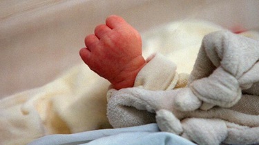 法国一小镇诞生50年来首位新生儿