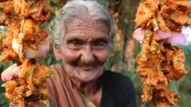 印度百岁老人“黑暗料理”圈粉无数