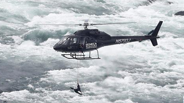 “空中飞人”尼亚加拉瀑布上展惊险特技