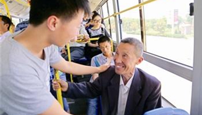 郑州：公交车司机鼓励乘客让座 让座两次可免费乘车一次