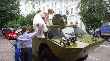 新婚夫妇开装甲车去领证