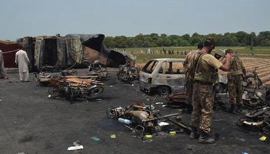 巴基斯坦油罐车起火致200余人死伤