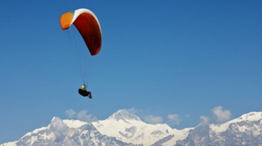 奥地利：滑翔伞出故障空中直坠 幸运男子捡回一命