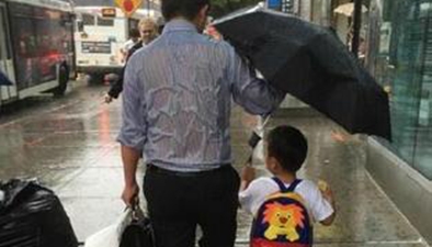 照片被用于商业广告 “雨伞爸爸”向商家发出律师函
