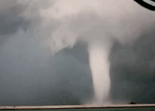 不:货车突发大火 一车冰箱化为灰烬