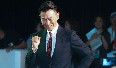 刘德华伤后首度亮相