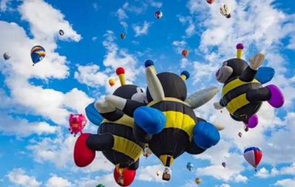 现实版“飞屋环游记”：气球绑凳子 你敢吗？