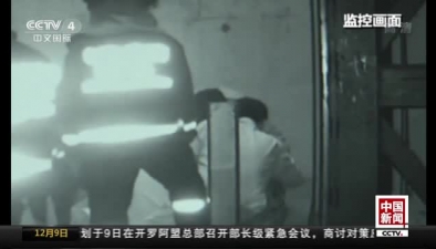 江苏南京：女子低头玩手机 误入车库被撞骨折