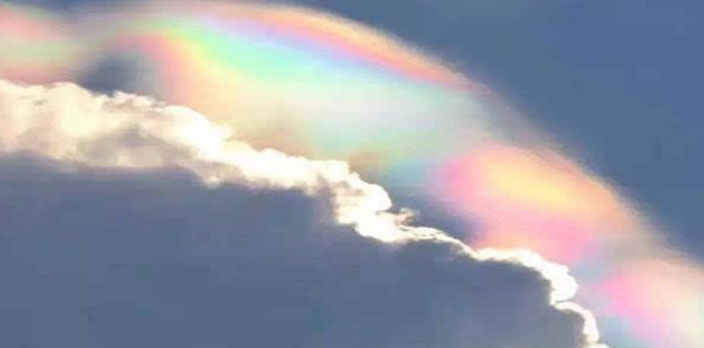 七彩雲朵美輪美奐 係水分折射陽光形成