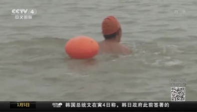 江苏泗阳：不畏冰雪 冬泳爱好者畅游京杭大运河