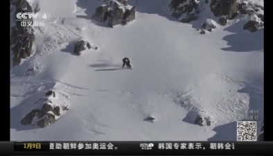 滑雪引發雪崩 男子上演“生死時速”